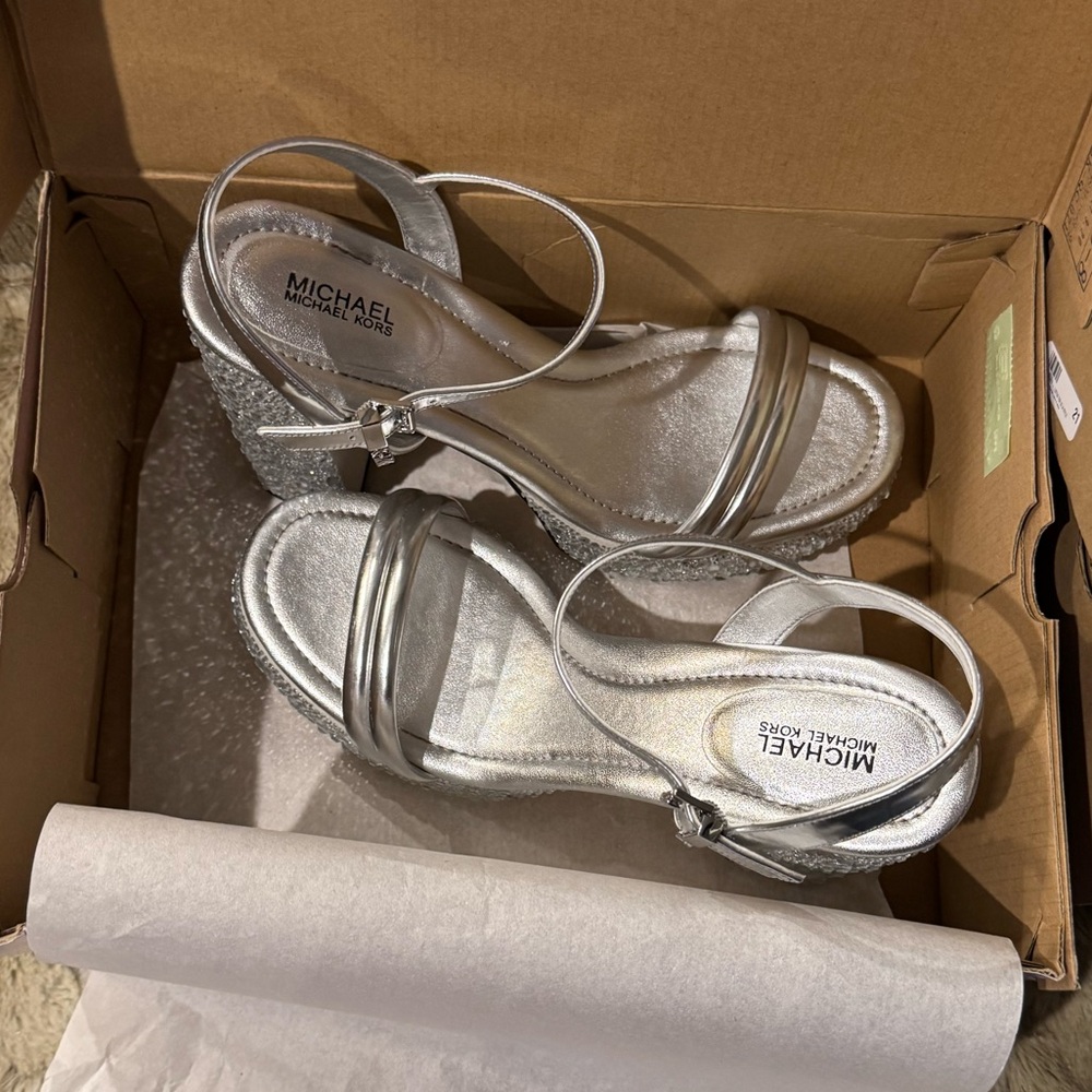 ✨ NIB Michael Kors Silver Platform Women Shoes ✨
✨ Size 9.5 ✨ - Picture 4 of 8